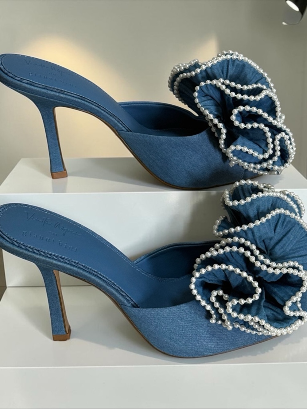 Gianni Bini Blue Denim Pearl-Trim Bow Slide Mules! Size 9! EUC!!! - Picture 13 of 13